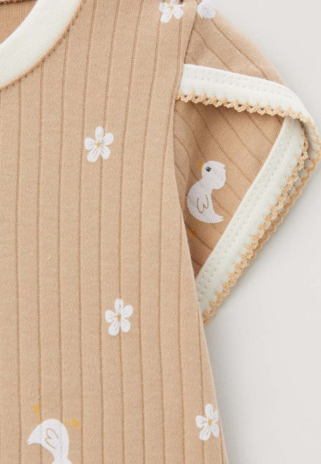 Комплект из футболки и брюк